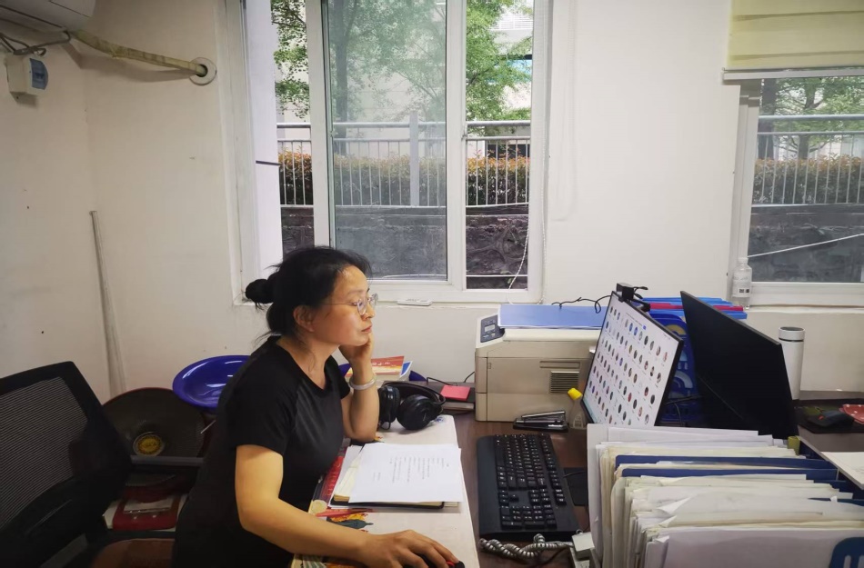 说明: C:\Users\Lenovo\Desktop\贺婧.jpg