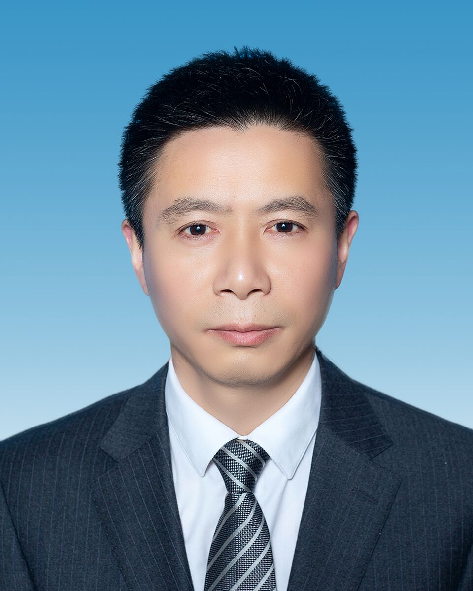 穿着西装笔挺的男子AI 生成的内容可能不正确。