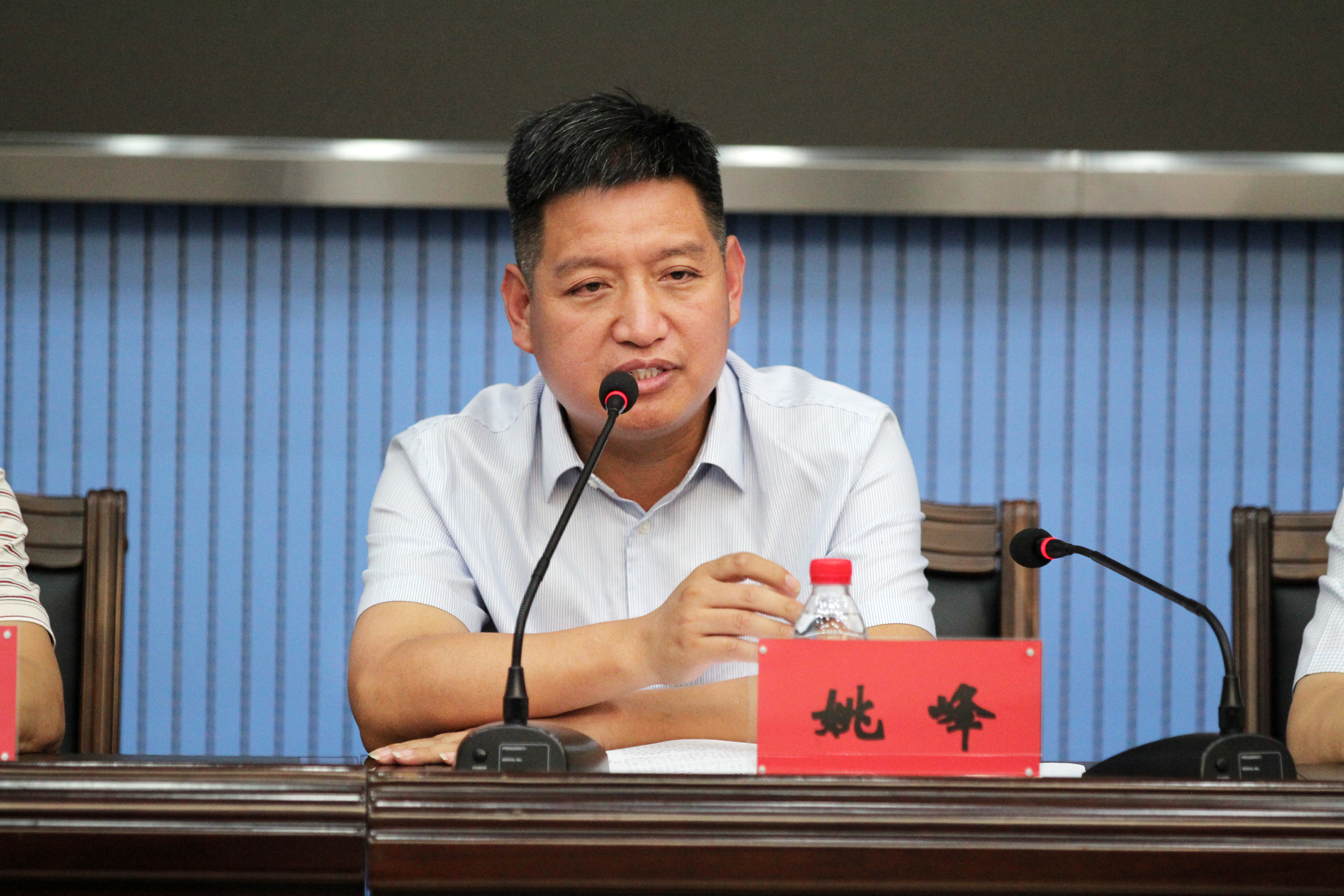 原电大分管教学的领导杨建国讲解了教学规划与要求后,两名学员分别