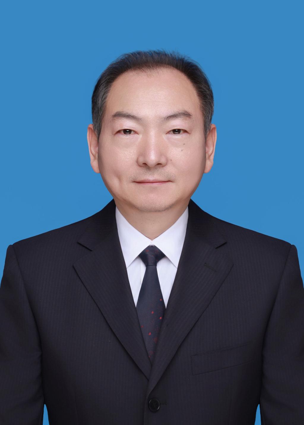 穿着西装笔挺的男子AI 生成的内容可能不正确。